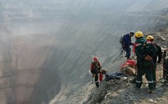 Промышленные альпинисты приступили к работе на руднике "Мир"
