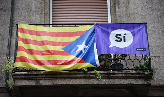 Агитационный плакат и флаг на одном из балконов в Барселоне