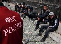 " Иностранные рабочие во время проведения рейда по выявлению нелегальных мигрантов