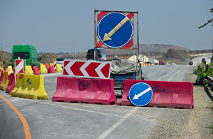 На строительстве участка трассы "Таврида" и автомобильных подходов к мосту через Керченский пролив. 26 июля 2017
