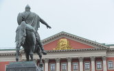 Здание Мэрии Москвы и памятник Юрию Долгорукому