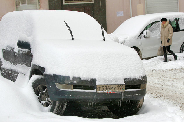" Снег на припаркованных автомобилях в Москве