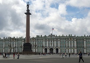 !Александровская колонна на Дворцовой площади в Санкт-Петербурге