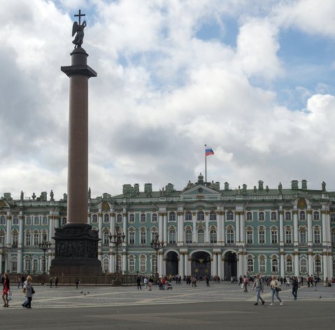 !Александровская колонна на Дворцовой площади в Санкт-Петербурге