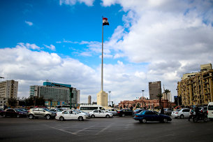 Автомобильное движение на площади Тахрир в Каире