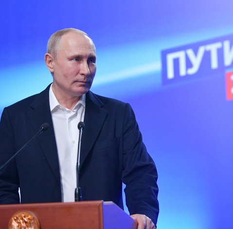 Владимир Путин во время посещения своего предвыборного штаба
