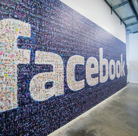 Логотип социальной сети Facebook в дата-центре компании в Швеции