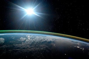 Ночная планета Земля в лунном свете и сиянии Авроры. 7 октября 2017