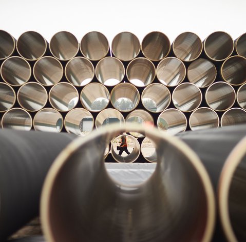 Трубы для газопровода "Северный поток ‑ 2" на заводе по обетонированию в Котке, Финляндия