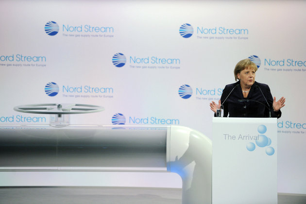 Ангела Меркель у символического вентиля на церемонии, посвященной началу поставок российского газа по трубопроводу "Северный поток"