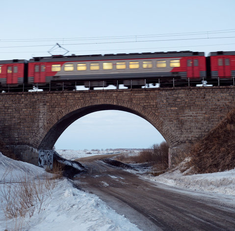 Электропоезд на Транссибирской железнодорожной магистрали вблизи Новосибирска