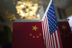 Флаги США и Китая. Архивное фото