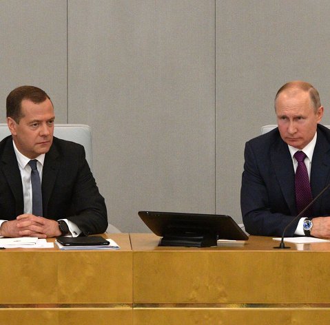 Президент РФ Владимир Путин и исполняющий обязанности председателя правительства РФ Дмитрий Медведев во время пленарного заседания Государственной Думы РФ. 8 мая 2018