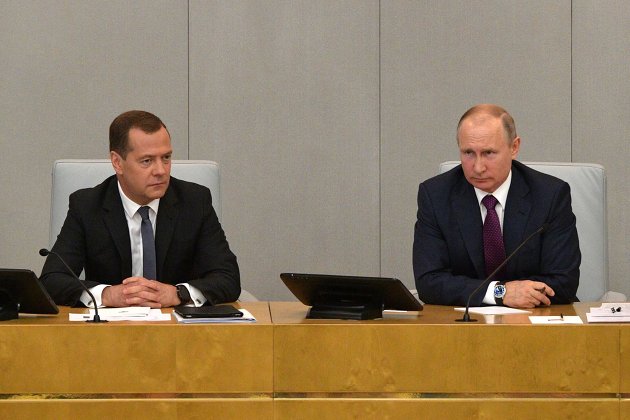 Президент РФ Владимир Путин и исполняющий обязанности председателя правительства РФ Дмитрий Медведев во время пленарного заседания Государственной Думы РФ. 8 мая 2018
