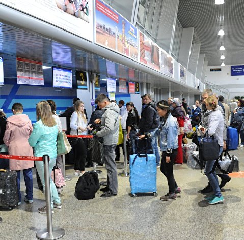 Пассажиры на регистрации в Международном аэропорту "Кадала" в Чите