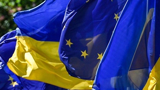 Флаги Украины и Евросоюза на церемонии по случаю введения безвизового режима между Украиной и ЕС