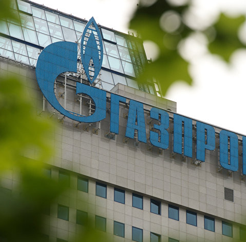 Вывеска на офисном здании компании "Газпром"