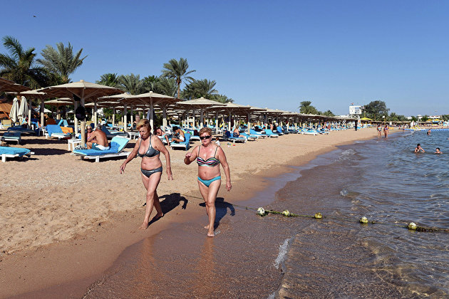 Туристы на пляже курорта Шарм-эш-Шейх