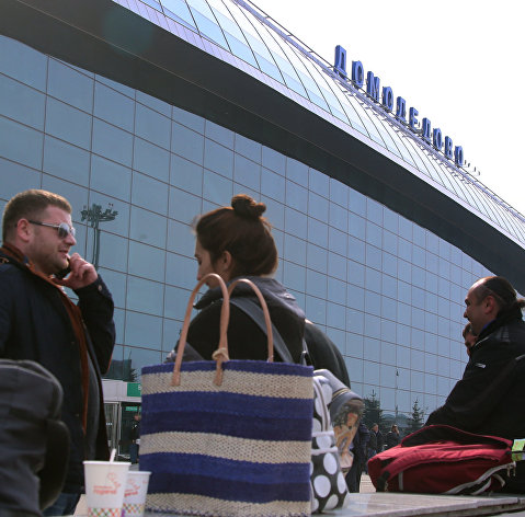 Пассажиры перед терминалом в аэропорту "Домодедово" Пассажиры перед терминалом в аэропорту "Домодедово"