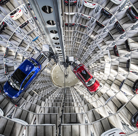 Автомобили Volkswagen на складе в Вольфсбурге