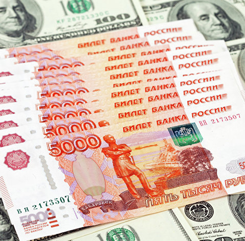 Денежные купюры: рубли и доллары США