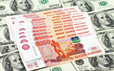 Денежные купюры: рубли и доллары США