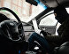 Мужчина имитирует вскрытие автомобиля и его угон