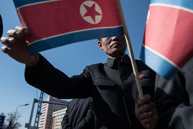 " Мужчина с флагом КНДР в Пхеньяне