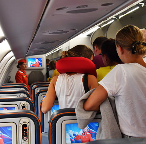 Пассажиры выходят из самолета авиакомпании "Аэрофлот"