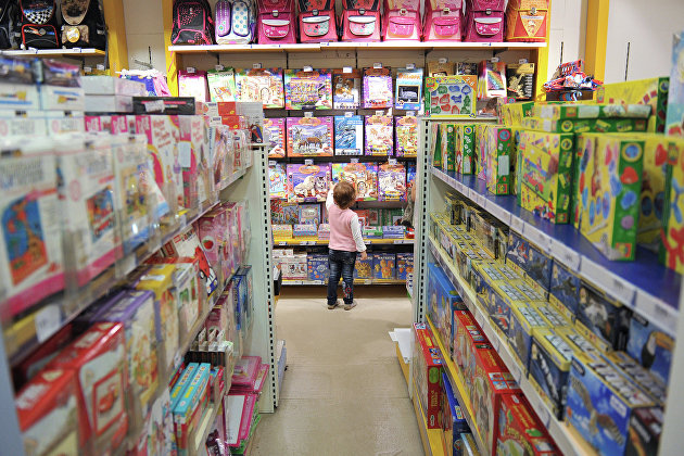 Ребенок в магазине "Детский мир"