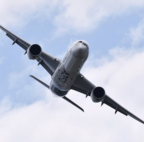 Пассажирский дальнемагистральный лайнер Airbus A350 во время демонстрационных полетов