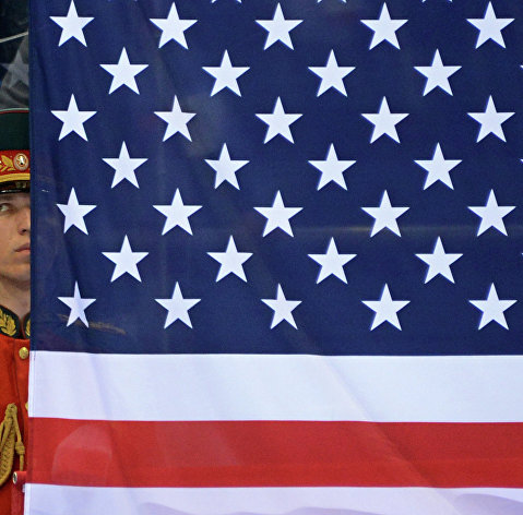 Российский военный в почетном карауле у флага США