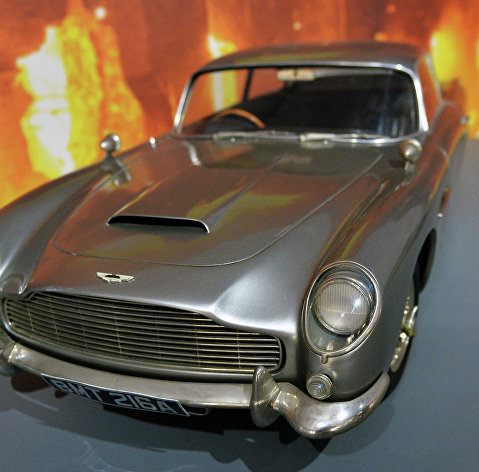 Модель автомобиля "Aston Martin DB5" в треть натуральной величины на открытии выставки "Дизайн 007: 50 лет стилю Джеймса Бонда"