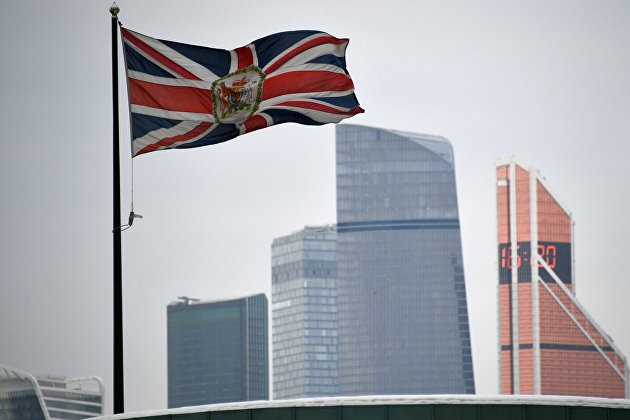 Флаг Соединенного Королевства на здании посольства Великобритании в России в Москве