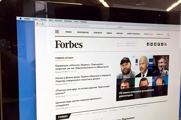 Главная страница сайта Forbes.ru на экране монитора