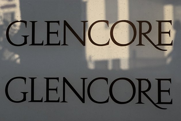 Логотип компании Glencore на здании штаб-квартиры в городе Баар, Швейцария