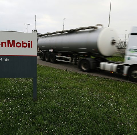 Автоцистерна выезжает с нефтеперерабатывающего завода компании ExxonMobil во Франции