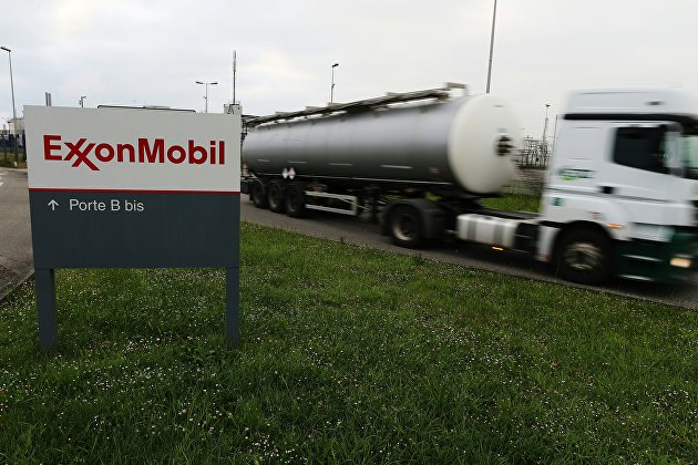 " Автоцистерна выезжает с завода компании ExxonMobil