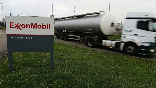 Автоцистерна выезжает с завода компании ExxonMobil