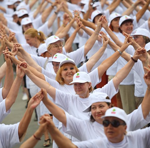 Участники массового флешмоба по зумбе в рамках проведения танцевального марафона "Московское долголетие" в парке "Сокольники" в Москве