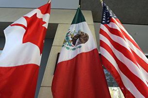 Флаги Канады, Мексики и США перед зданием во время третего раунда обсуждения актуализации соглашения НАФТА в Онтарио, Канада