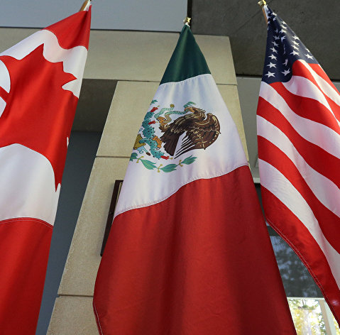 Флаги Канады, Мексики и США перед зданием во время третего раунда обсуждения актуализации соглашения НАФТА в Онтарио, Канада