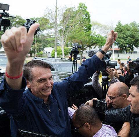 Кандидат в президенты Бразилии Жаир Болсонару после голосования в Рио-де-Жанейро