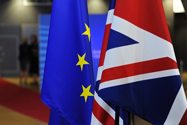 Флаги Европейского союза и Великобритании перед началом саммита ЕС в Брюсселе