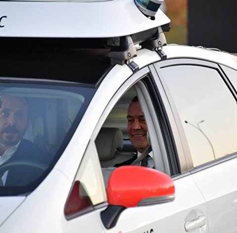 Председатель правительства РФ Дмитрий Медведев и генеральный директор группы компаний "Яндекс" Аркадий Волож во время поездки на беспилотном такси компании "Яндекс"