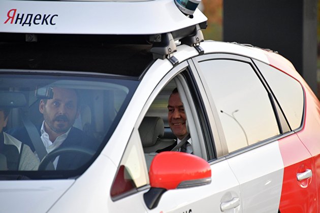 Председатель правительства РФ Дмитрий Медведев и генеральный директор группы компаний "Яндекс" Аркадий Волож во время поездки на беспилотном такси компании "Яндекс"