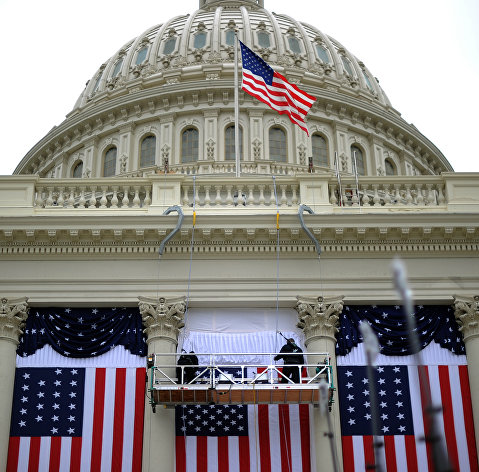 Флаги США на здании Капитолия в Вашингтоне