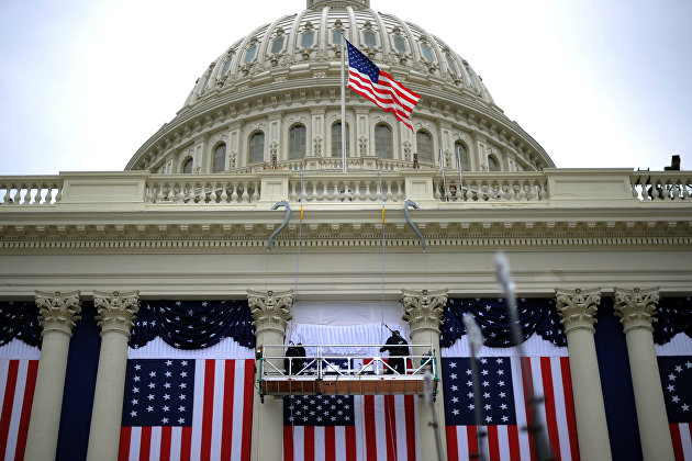 Флаги США на здании Капитолия в Вашингтоне