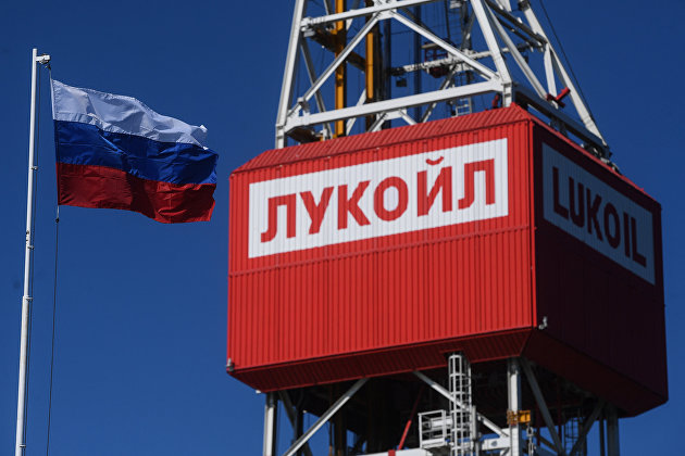 "Коммерсант": "Лукойл" может в конце мая начать поставки топлива на заправки Shell в России