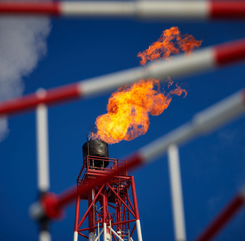 Газовый факел морской нефтеперерабатывающей платформы
